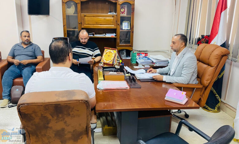 وكيل صحة شمال سيناء يناقش معايير أداء البرامج الوقائية مع إدارة الطب الوقائي.