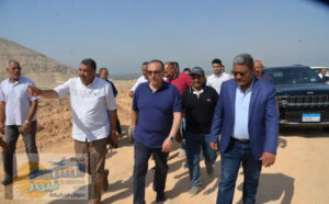 يتفقد رفع الإحداثيات وتحديد مسارات الطريق الجديد الرابط
