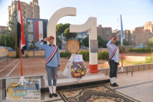 ويضع إكليل الزهور على النصب التذكاري