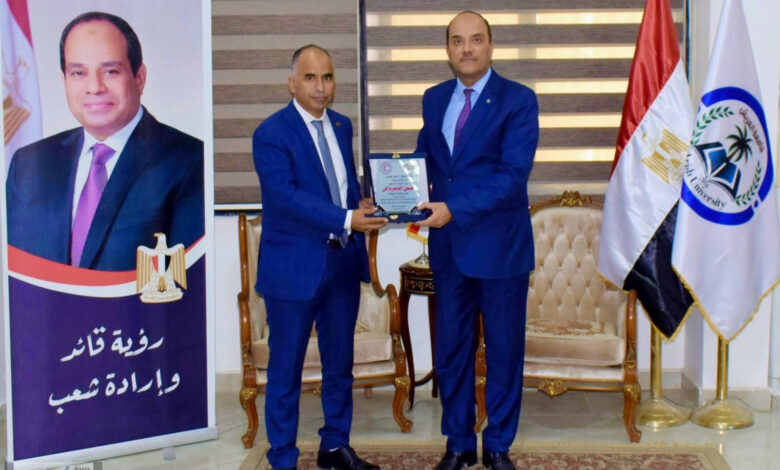رئيس جامعة العريش يستقبل رئيس فرع الهلال الأحمر بشمال سيناء