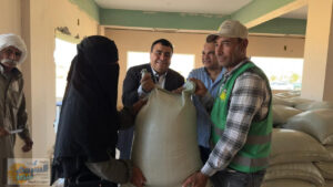 وكيل الزراعة بشمال سيناء يسلم مايقرب ٧طن من تقاوي شعير مجانا علي المزارعين بالشيخ زويد بمحطة بحوث الصحراء بالمحافظة.