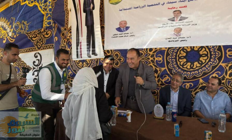 وكيل الزراعة بشمال سيناء يسلم مايقرب ٧طن من تقاوي شعير مجانا علي المزارعين بالشيخ زويد بمحطة بحوث الصحراء بالمحافظة.