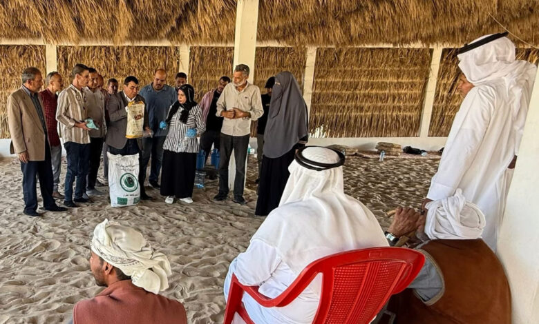 وكيل وزارة الزراعة شمال سيناء يلتقي بعدداً من المزارعين خلال زيارته لقرية الروضة ببئر العبد