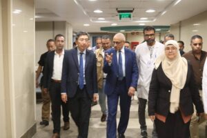 محافظ شمال سيناء يصطحب السفير السنغافوري الي مستشفى العريش العام.
