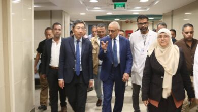 محافظ شمال سيناء يصطحب السفير السنغافوري الي مستشفى العريش العام.
