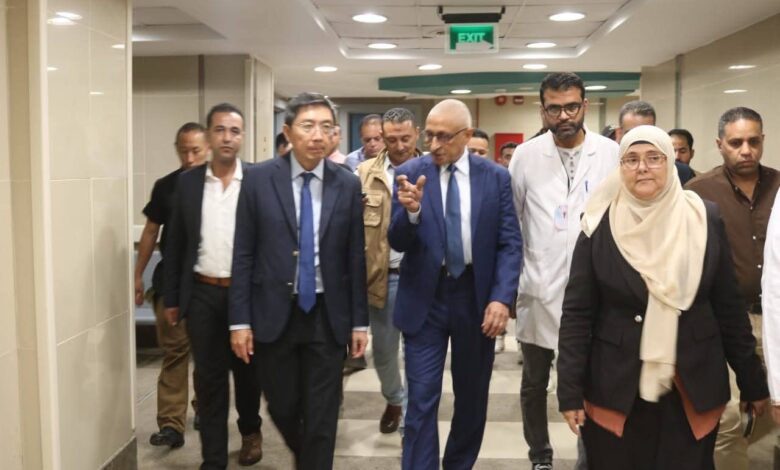 محافظ شمال سيناء يصطحب السفير السنغافوري الي مستشفى العريش العام.