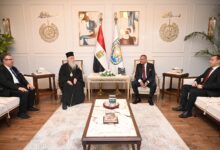 محافظ جنوب سيناء يستقبل مطران سيناء للروم الأرثوذكس ويؤكد أهمية دير سانت كاترين كرمز ديني وتاريخي عالمي