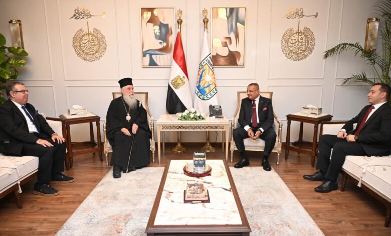 محافظ جنوب سيناء يستقبل مطران سيناء للروم الأرثوذكس ويؤكد أهمية دير سانت كاترين كرمز ديني وتاريخي عالمي