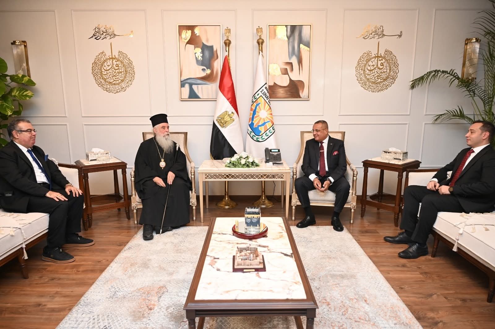 محافظ جنوب سيناء يستقبل مطران سيناء للروم الأرثوذكس ويؤكد أهمية دير سانت كاترين كرمز ديني وتاريخي عالمي