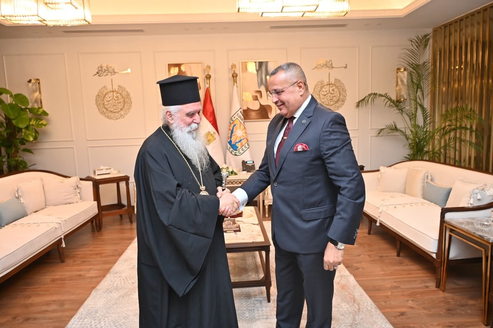 محافظ جنوب سيناء يستقبل مطران سيناء للروم الأرثوذكس ويؤكد أهمية دير سانت كاترين كرمز ديني وتاريخي عالمي