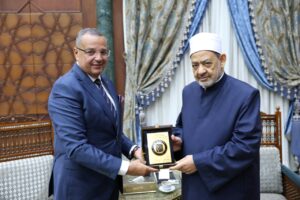 محافظ جنوب سيناء يتقدم بوافر الشكر والاعتزاز لفضيلة الإمام الأكبر شيخ الأزهر