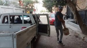 يشدد على إزالة التعديات والحواجز الحديدية بالشوارع 