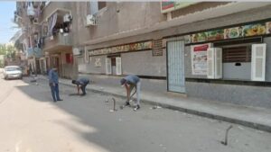 يشدد على إزالة التعديات والحواجز الحديدية بالشوارع 