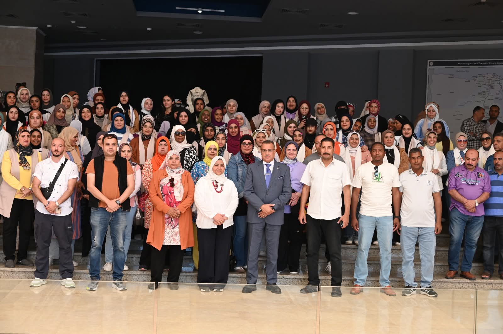 محافظ جنوب سيناء يشهد احتفال مرور خمس سنوات على افتتاح متحف شرم الشيخ ويفتتح أضخم بردية في العالم بحضور مميز لأطفال مستشفى 57357، في فعالية حملت شعار "التراث يلتقي بالأمل