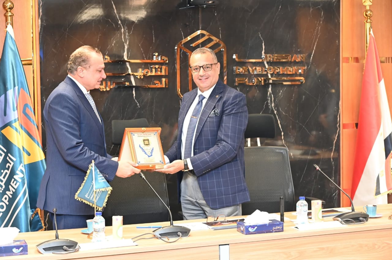 محافظ جنوب سيناء يبحث مع رئيس صندوق التنمية الحضرية تعزيز مشروعات الإسكان والمرافق بالمحافظة