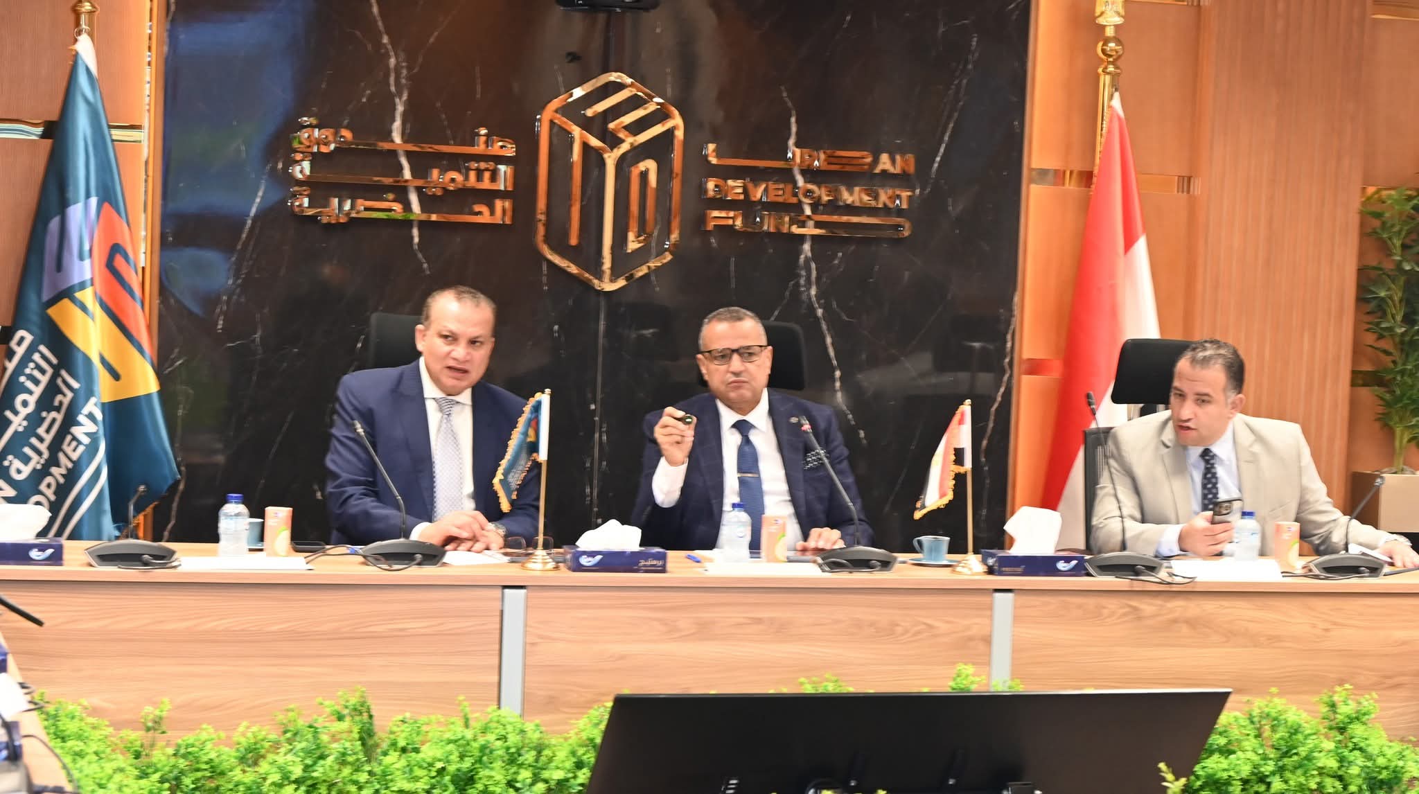 محافظ جنوب سيناء يبحث مع رئيس صندوق التنمية الحضرية تعزيز مشروعات الإسكان والمرافق بالمحافظة