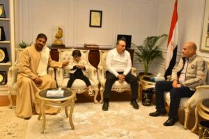 محافظ أسيوط يستقبل طفلًا كفيفًا وأسرته ويتكفل بعلاجه