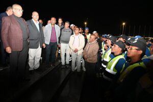 محافظ جنوب سيناء يلتقي عمال النظافة بأيقونة السلام