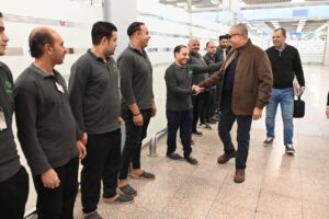 محافظ جنوب سيناء يلتقي عمال شركة النظافة بمطار شرم الشيخ الدولي