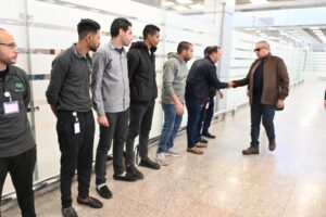 محافظ جنوب سيناء يلتقي عمال شركة النظافة بمطار شرم الشيخ الدولي