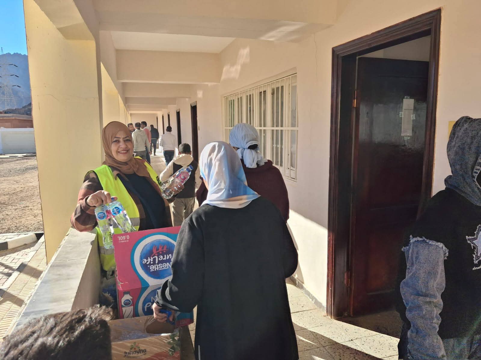 تعليم مستقبل وطن يوزّع مياه وعصائر على طلاب الشهادة الإعدادية بلجنة وادي مندر دعمًا وتشجيعًا لهم