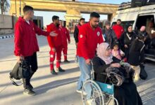 معبر رفح يفتح أبوابه.. مصر تسهّل عبور الفلسطينيين وتضمد جراحهم