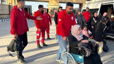 معبر رفح يفتح أبوابه.. مصر تسهّل عبور الفلسطينيين وتضمد جراحهم