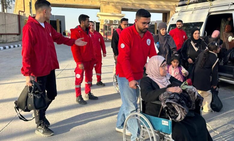 معبر رفح يفتح أبوابه.. مصر تسهّل عبور الفلسطينيين وتضمد جراحهم