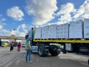 عبور 25 شاحنة مساعدات إماراتية إلى كرم أبو سالم بالتعاون مع وكالة الإمارات للمساعدات الدولية والهلال الأحمر الإماراتي
