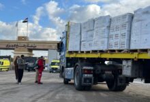 عبور 25 شاحنة مساعدات إماراتية إلى كرم أبو سالم بالتعاون مع وكالة الإمارات للمساعدات الدولية والهلال الأحمر الإماراتي