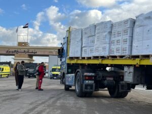 عبور 25 شاحنة مساعدات إماراتية إلى كرم أبو سالم بالتعاون مع وكالة الإمارات للمساعدات الدولية والهلال الأحمر الإماراتي
