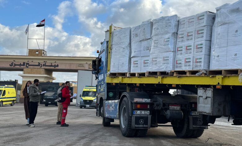 عبور 25 شاحنة مساعدات إماراتية إلى كرم أبو سالم بالتعاون مع وكالة الإمارات للمساعدات الدولية والهلال الأحمر الإماراتي