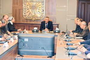 محافظ جنوب سيناء يعقد اجتماعًا مع رؤساء المدن