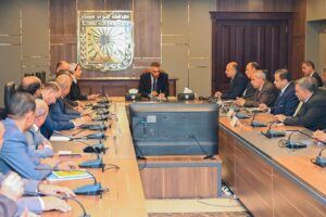 محافظ جنوب سيناء يعقد اجتماعًا مع رؤساء المدن