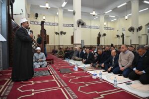 محافظ جنوب سيناء يؤدي صلاتى العشاء و التراويح بمسجد السلام بطور سيناء