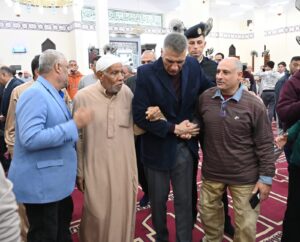 محافظ جنوب سيناء يؤدي صلاتى العشاء و التراويح بمسجد السلام بطور سيناء