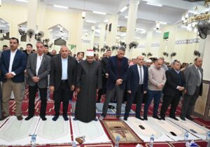 محافظ جنوب سيناء يؤدي صلاتى العشاء و التراويح بمسجد السلام بطور سيناء