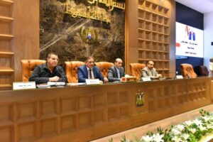 محافظ أسيوط يواصل اجتماعاته لمتابعة مشروعات حياة كريمة