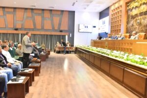 محافظ أسيوط يواصل اجتماعاته لمتابعة مشروعات حياة كريمة