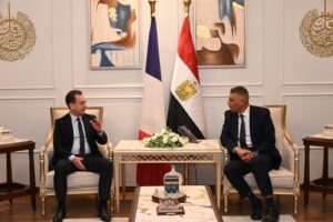 محافظ جنوب سيناء يستقبل السفير الفرنسي بمكتبه في شرم الشيخ
