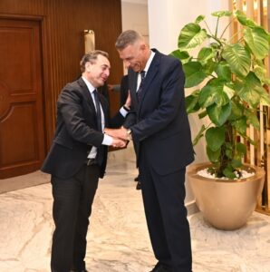 محافظ جنوب سيناء يستقبل السفير الفرنسي بمكتبه في شرم الشيخ