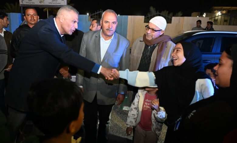 محافظ جنوب سيناء يقوم بجولة موسعة سيرًا على الأقدام