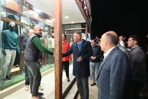 محافظ جنوب سيناء يقوم بجولة موسعة سيرًا على الأقدام