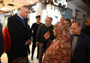 محافظ جنوب سيناء يقوم بجولة موسعة سيرًا على الأقدام