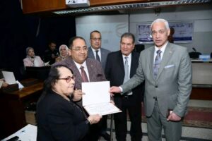 كلية الطب بجامعة أسيوط تُكرم قاماتها الطبية وكوادرها الشابة