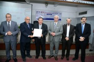 كلية الطب بجامعة أسيوط تُكرم قاماتها الطبية وكوادرها الشابة