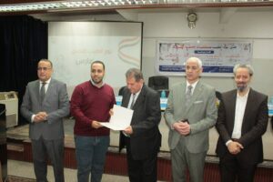 كلية الطب بجامعة أسيوط تُكرم قاماتها الطبية وكوادرها الشابة