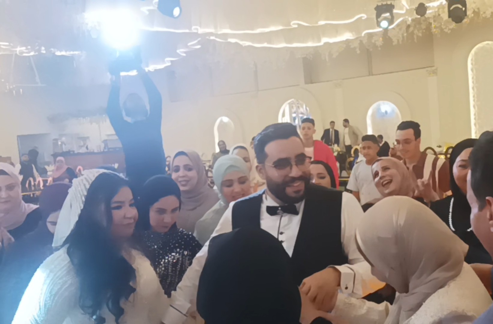 الدكتور فتحي عامر يهنئ ندى ونور بزفافهما